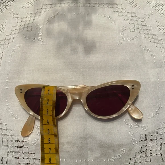 1950s mimics mother of pearl Cat-Eye Sunglasses with Red Lenses - Picture 2 of 9